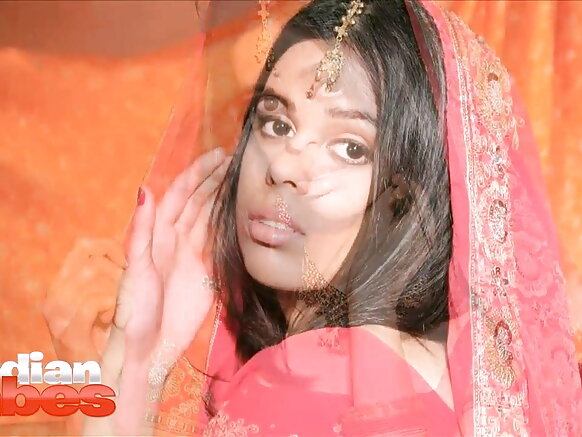 Sexy sexy film babe Priya yambara impuzu y'ubugeni