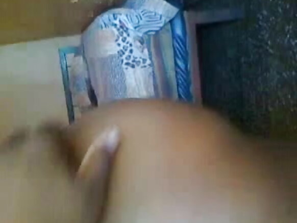 Umukobwa w'umugenzi yasabwe gukurako impuzu, telefone ngendanwa iramugaragaza amabere