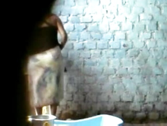 Umuhungu w'ikijuju Filime Bhojpuri Sexy Mushiki wacu w'ikijuju ariko ariyuhagira