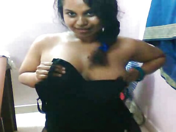 Lily w'umuhindi afise amabere menshi yerekana amabere yiwe n'indogoba yiwe ku kamera y'iki Bhojpuri