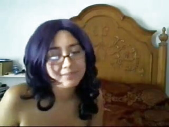 Umukobwa mwiza afise amataratara atambaye hejuru kuri webcam - hotcamgirls atambara hejuru kuri webcam
