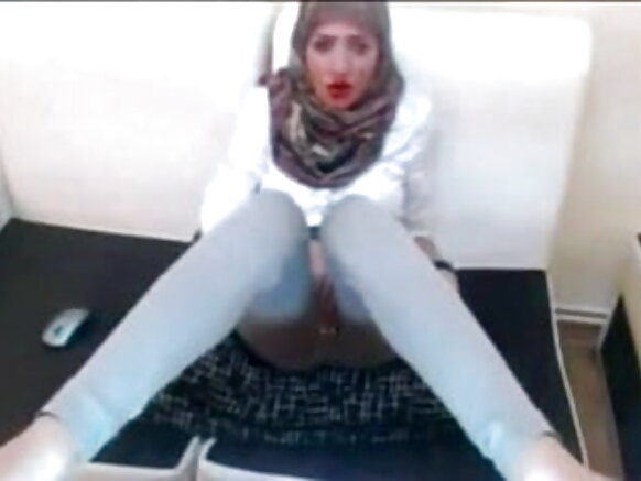 Hijabi akina n'igitsina ciwe mu gihe ariko arasiga imbwa y'igitsina