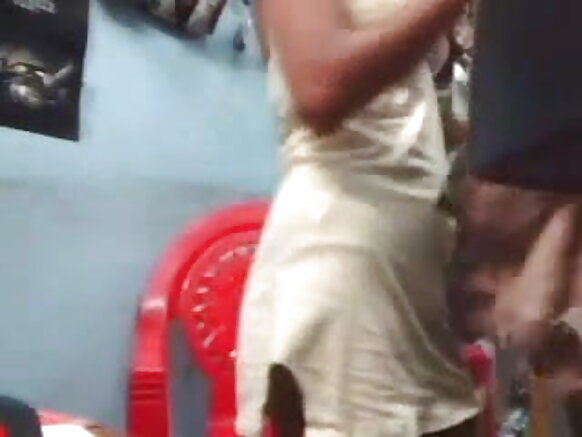 Abakundana b'abadesi bafise amabere manini bariko bararyoherwa n'iduka ry'amasanamu y'ibitsina