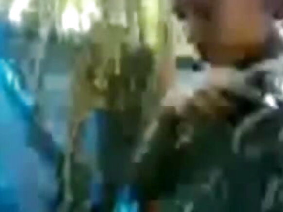 Mallu aunty w'umuhindi ashushe yerekana amabere yiwe ariko ariyuhagira