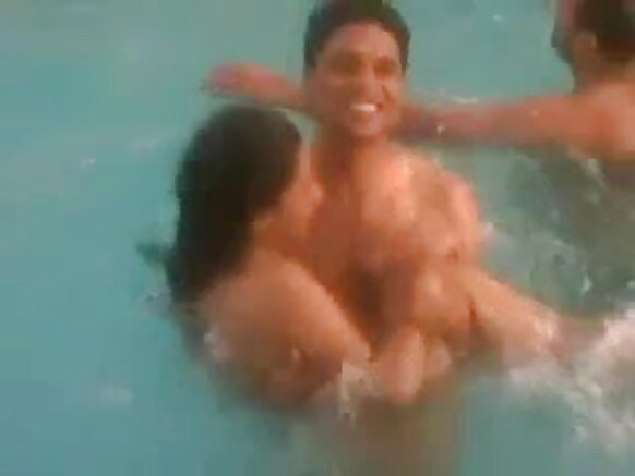 Desi umukobwa aryohewe n’abo bakorana mu pool desi video sexy amafoto filime.