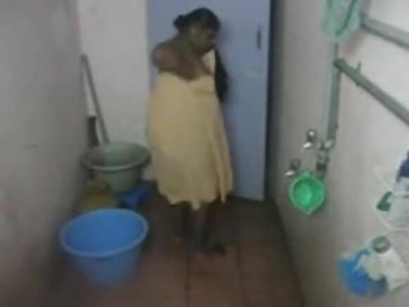 Desi mu Buhindi bwo mu Bumanuko 2 ba senge b'Abahindi bariko bariyuhagira 2 Kajal raghwani filime y'igitsina