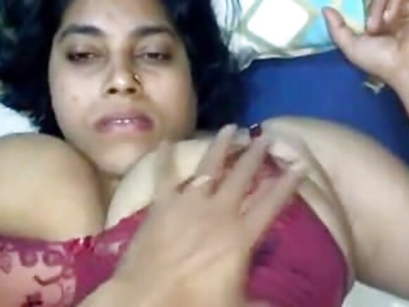 Umuhindi aunty yerekana igitsina mu videwo ya filime y’igitsina.