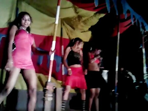 Umukobwa w'umutamil mujra yerekana igitsina ciwe kubera filime y'igitsina