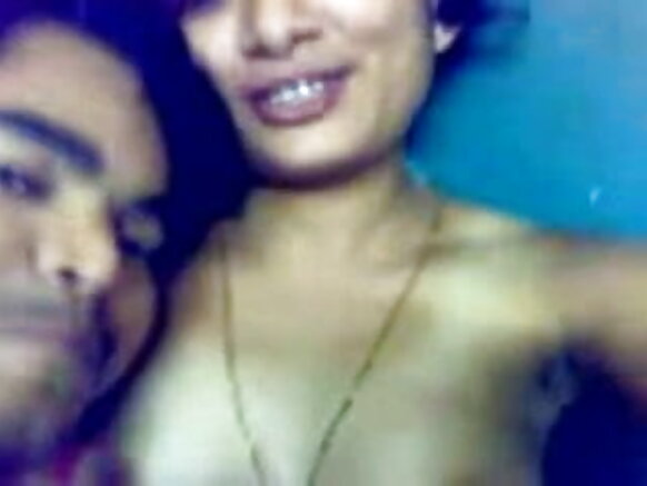 Kerala cutie yerekana amabere n'igitsina vyafashwe n'umuhungu wiwe yerekana amabere yiwe