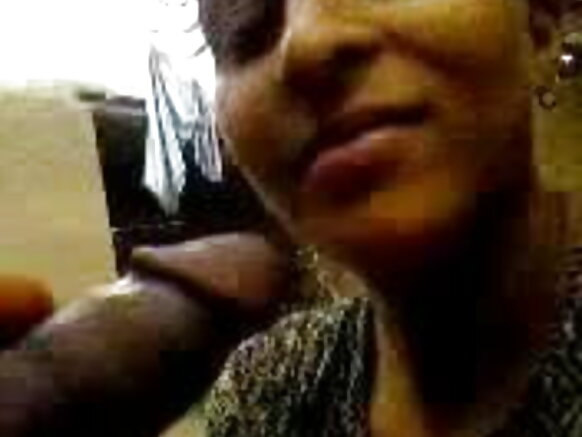 Umukobwa wo mu gisagara c'umuhindi yonka mu bwogero bw'umuhindi sexy hindi video film + amafoto y'ubwogero