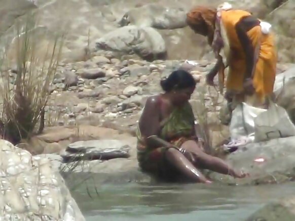 Umugore yuguruye umuyaga Kareena Kapoor Sexy Ubwogero Hanze Ubwogero Mu Ruzi Hafi y'Icumba Hihishijwe