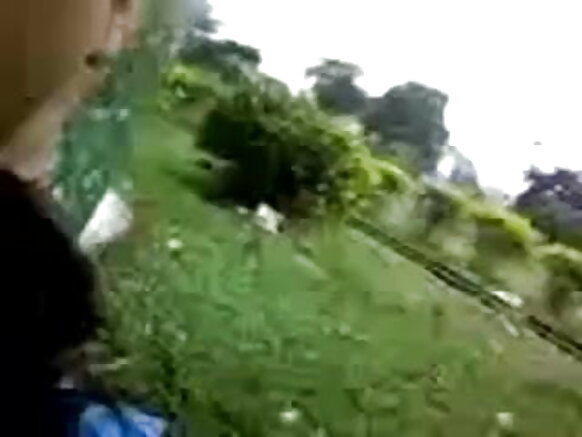 Desi desi amabere drooling gusomana no kwerekana amabere y'ubururu y'ubusambanyi umurorerezi wa filime