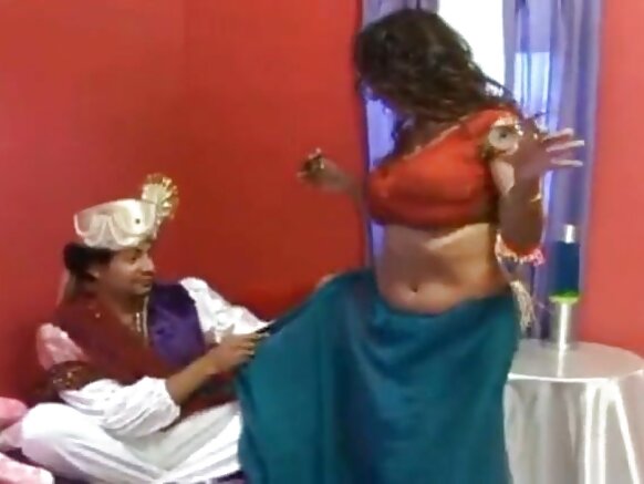 Umwami n'umwamikazi w'abahindi biyoberanije barasambana bari gusa barahunga