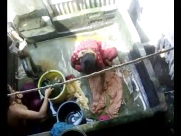 Abakobwa bo mu gisagara ca Bangla Desi bariko bariyuhagira mu gisagara ca Dhaka.