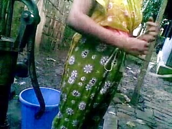 Umukobwa wo mu gisagara ca Desi hd filime y'igitsina afise amabere manini ariko ariyuhagira mu ruhame