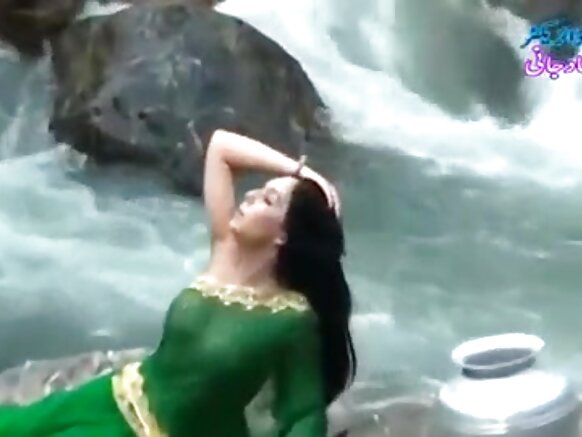 Desi umukobwa sexy filime desi saree atose amabere abonerana yerekana..bishushe cane