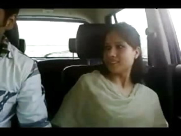 Abakiri bato bava mu buraruko bw'Ubuhindi bariko bararyoherwa n'umukino w'abakiri bato sexy film hindi car part-i