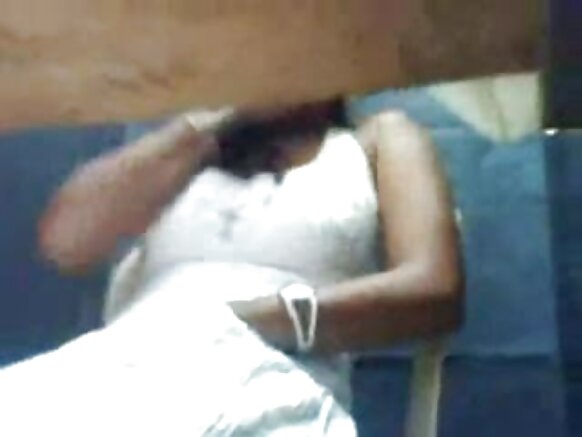 Ubuhinde cam yerekana umukobwa w'igitsina kinini arisambanya mu restora - na Sanjh