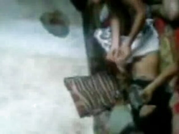 Umukobwa w'umuhindi aryoshe ariko aranywa itabi, ariko arasambana n'umuhungu wiwe w'amabere menshi filime nshasha