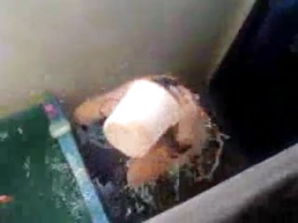 Abasukukazi babiri berekana Voyeur Voyeur Shower mu kiganiro c'ubusambanyi