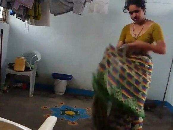 Desi sexy yerekana Dhuri y'ubwoya n'impuzu yo kwoga ya desi ikoreshwa inyuma y'ubwogero