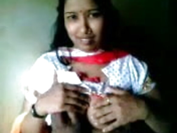 Aunty yerekana amabere ateye igomwe filime yuzuye mu rurimi rw'igihindi mmm bf imbwa mmm