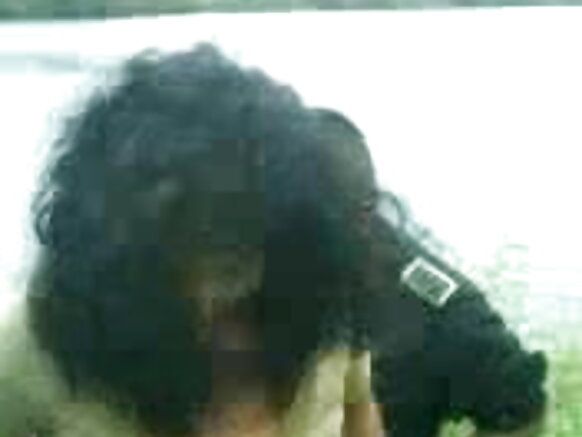 Desi yatewe umukobwa w'umuhindi ifoto y'icongereza