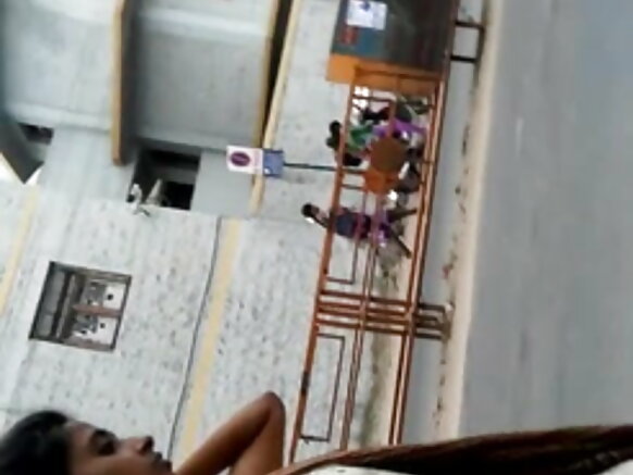 umukobwa w'igikundiro n'amabere menshi mu videwo y'igihindi