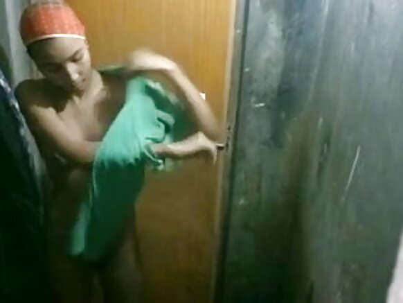 Umukobwa ariko arakaraba yafashwe na telefone ngendanwa y'umubanyi mu videwo y'ubururu iteye igomwe