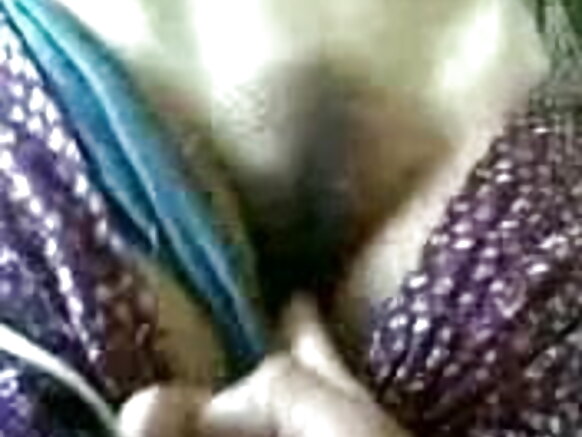 umusore w'umuhindi w'igitsina gore amasanamu y'amabere