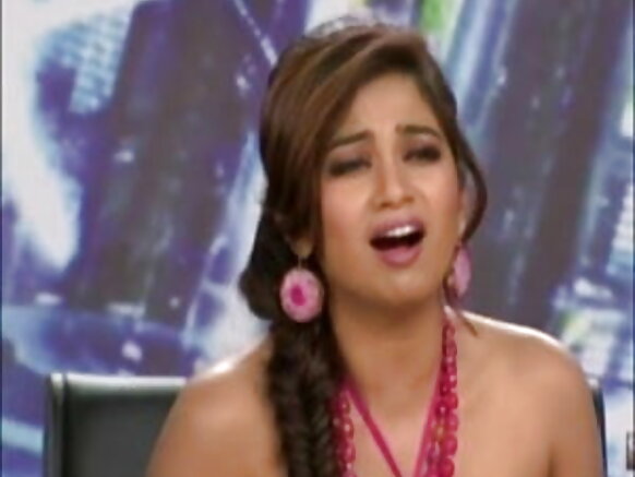 Umuririmvyi w'umuhindi ashushe Shreya Ghoshal yerekana amabere ashushe kuri porogarama ya televiziyo y'igihindi Sexy Mine