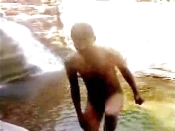 Desi umugore w'umudugudu desi x x x umugore w'igitsina gore yasambana hanze ku nkombe y'uruzi