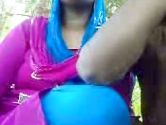 Desi aunty yakoze umukenke muri pariki Desi aunty yuzuye sexy mu rurimi rw'igihindi