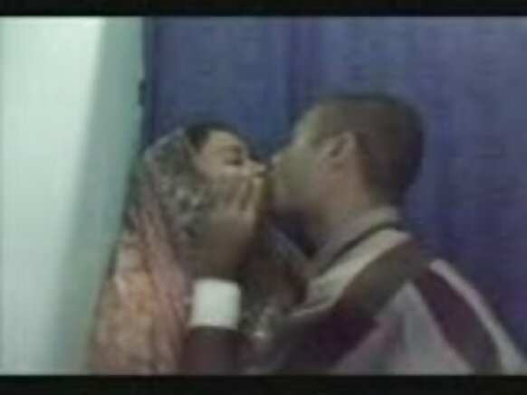 Umusore Desi Bhojpuri filime y'ubusambanyi abakundana bariko barahuza ibitsina mu nzu y'abakiri bato