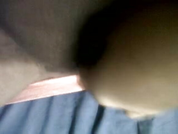 Umukobwa w'Umubengali ariko arisambanya n'umukobwa w'umunyaruyeri mu kwinjiza intoke ziwe amasanamu y'ubururu