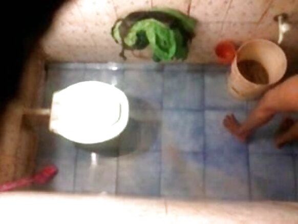 Bangla desi umubanyi aunty ariko ariyuhagira kamera yihishije na videwo hd filime y'igitsina kamera yihishije