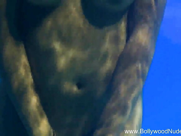 Umwana wo mu mazi wo muri Bollywood aratera ubwoba muri videwo ishushe kandi iteye igomwe yo muri filime y'icongereza