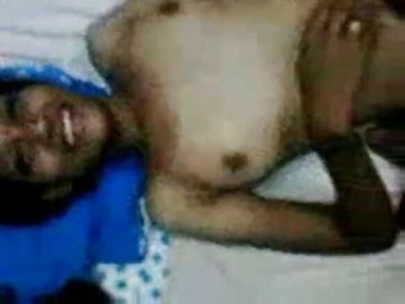 Amasanamu ashushe y'igitelugu amasanamu y'igitsina ava mu buraruko bw'ubuhindi umukobwa yiteguriye gusambana mu iduka ry'igitelugu