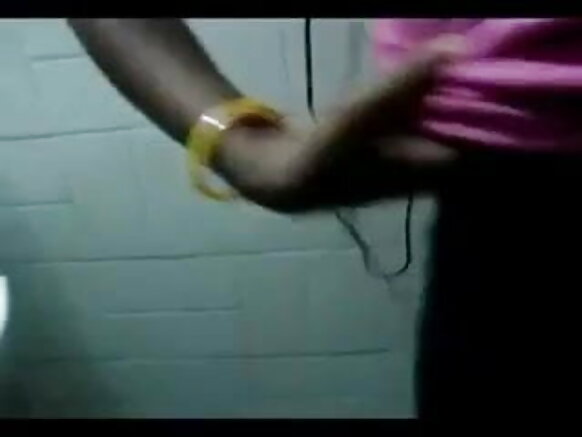 Umusukukazi w'umuhindi yerekana amabere yiwe yoroshe kuri videwo yiwe y'igitsina kinini mu bwogero