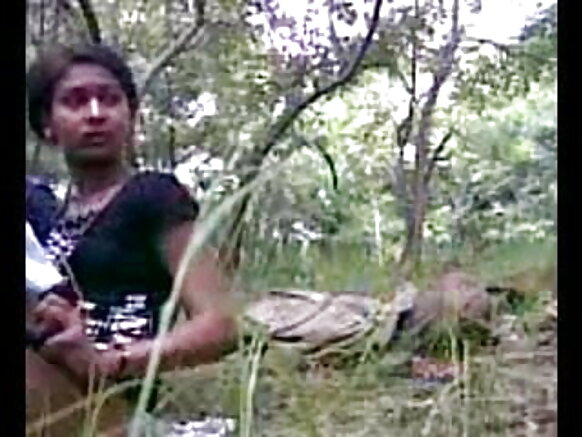 Amazing sexy hindi video yuzuye desi umukobwa aryamana n'umuhungu hanze indogoba kuri bose