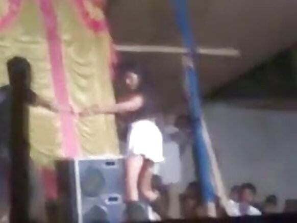 Umukobwa w'umuhindi yerekana ubusa mu ruhame, atamba amasanamu y'ubusambanyi mu ruhame