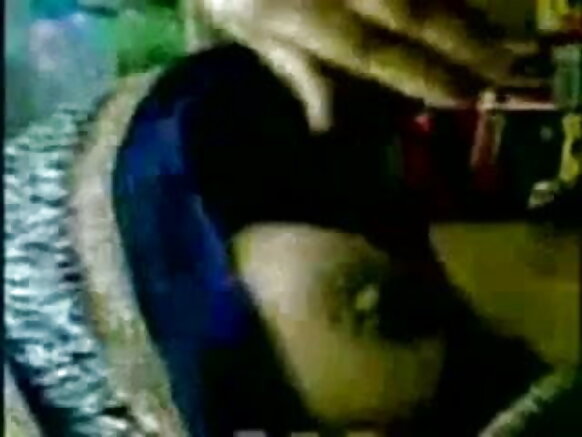 Ishusho y'ubururu y'amabere manini ya sekuru w'umuhindi Melu yerekana umuhungu wiwe mw'iduka rinini