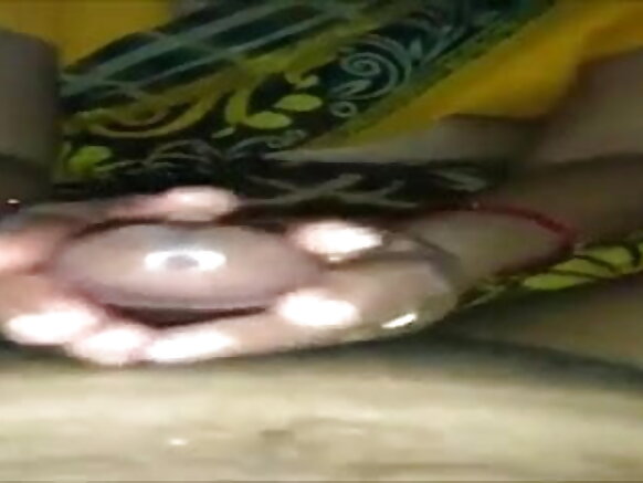 Bhabhi ariko arasambana na Bhabhi mu gihe ariko aramutera amasaje n’umupira w’amaguru w’ikinepali.