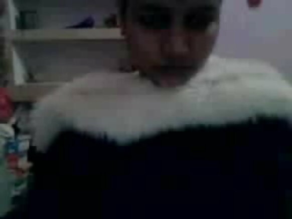Nena w'umuhindi ashushe amabere atangura n'amabere yiwe meza cane kuri webcam
