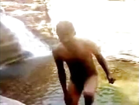 Sneaky aunty arasambanywa mu gihe ariko arafata amajwi n'uwundi mugenzi wiwe filime y'igitsina