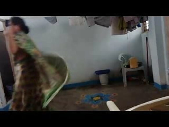 Aunty India yafashwe yambaye amasanamu y'ibiterasoni mu congereza c'abahindi