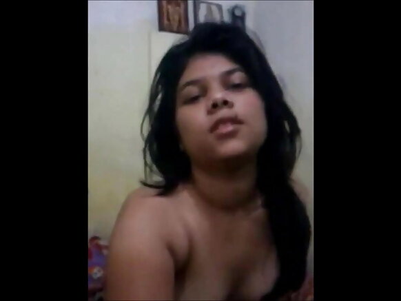 PUTA Umubengali Chinmoi Bangla ariko arisambanya ku kamera.