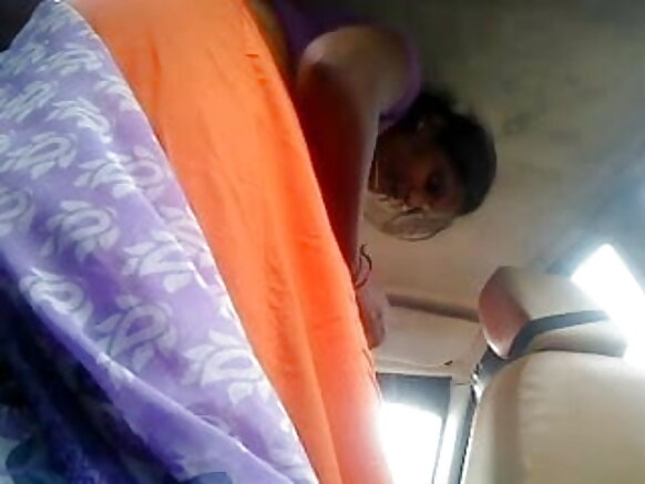 Aunty w'umuhindi wo mu Bumanuko ahindura imyambaro amaze gusambana mu modoka hindi bf sexy movie