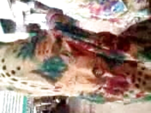Ifoto y'icongereza y'igitamili amasanamu y'igitsina marwari senge yerekana amabere yiwe muri bisi